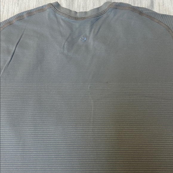 Lululemon Metal Vent Shirt - Picture 3 of 4